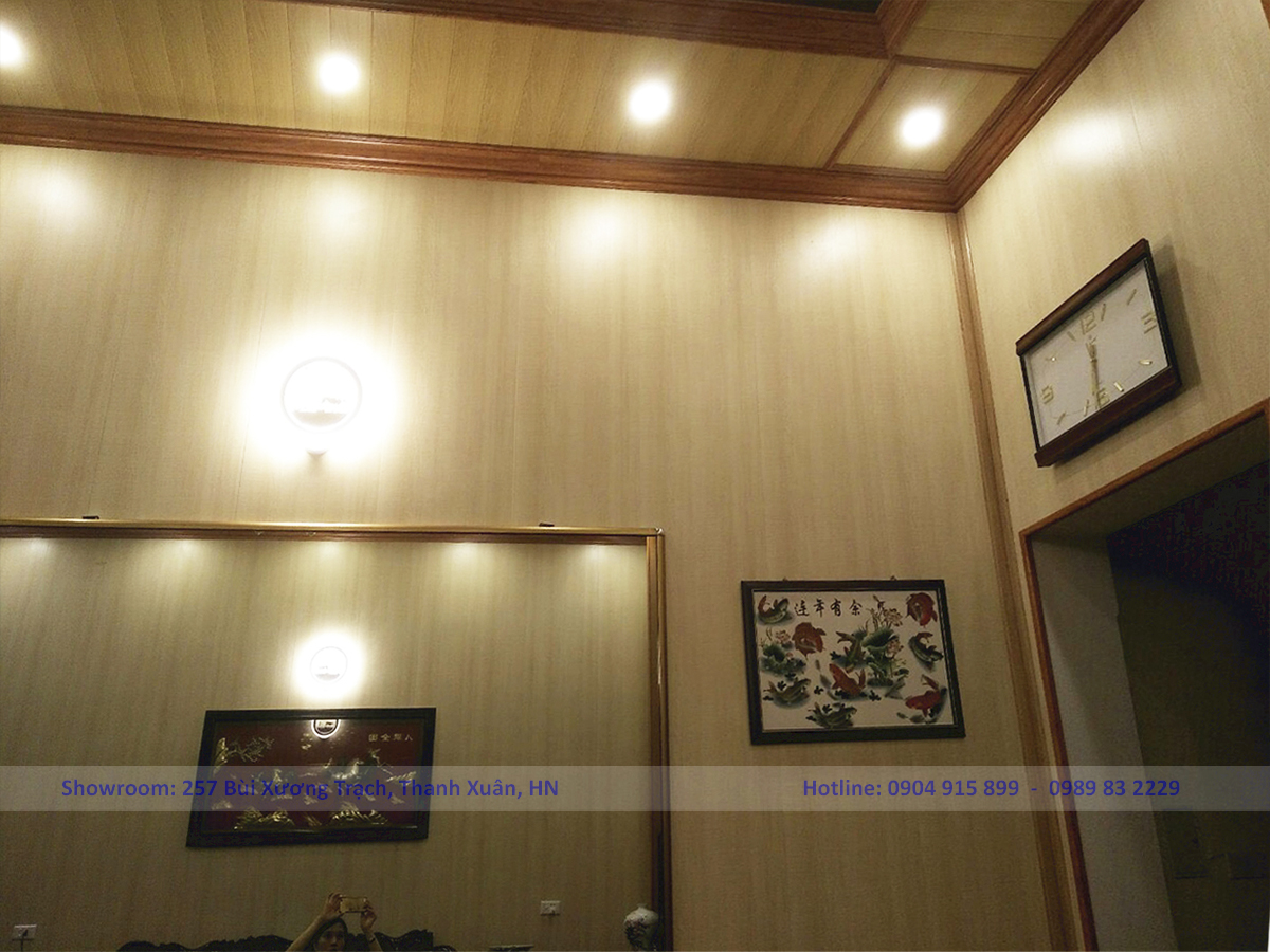 Hình ảnh Tấm ốp tường vân gỗ mã PVC4003 thi công thực tế ốp tường