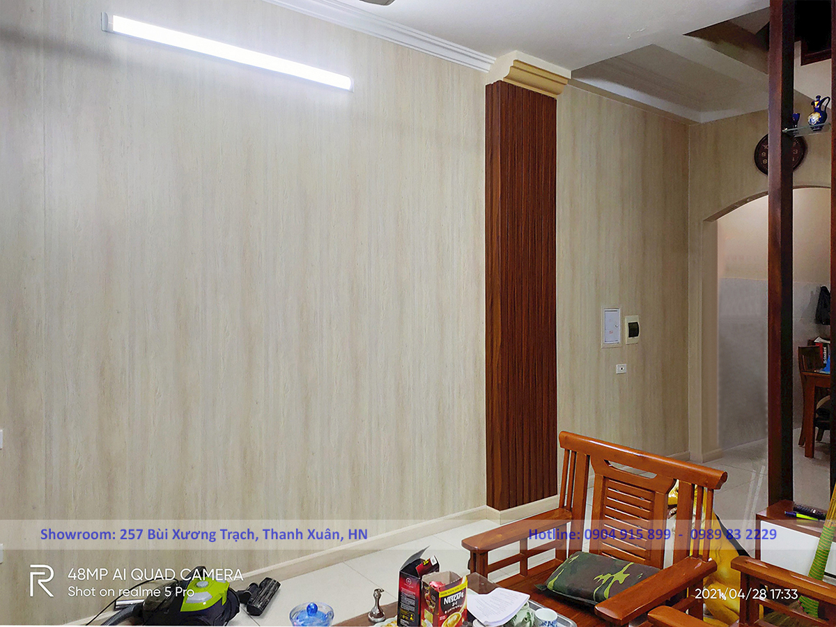 Tấm ốp tường Nano PVC4008 vân gỗ thi công phòng khách thực tế