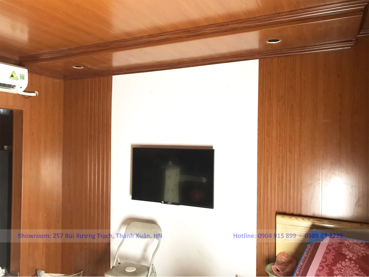 Tấm ốp tường vân gỗ mã PVC4006 kết hợp tấm ốp màu trắng PVC4025 thi công thực tế ốp tường nhà